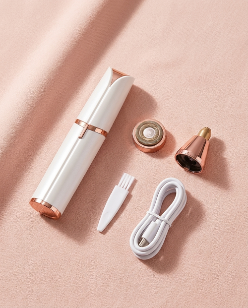 Elviria Beauty flat-lay med precisionshuvud, bredare huvud, USB-C-kabel och rengöringsborste